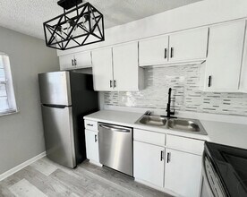 Canterbury Place Apartments in Vero Beach, FL - Building Photo - Building Photo