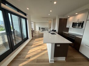 1950 Washington St, Unit PH-5C in Boston, MA - Building Photo - Building Photo