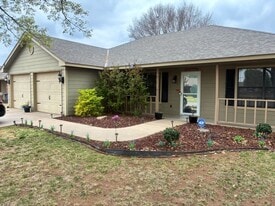 811 Huddleston Dr in Cache, OK - Building Photo