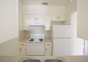 1203 Hollow Creek Dr-Unit -101 in Austin, TX - Building Photo - Building Photo