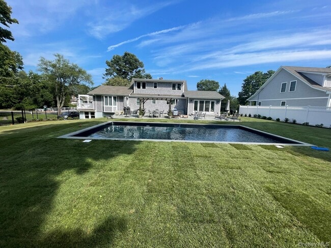 580 Gin Ln in Southold, NY - Building Photo - Building Photo