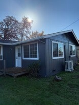 1011 SE Locust St in Dundee, OR - Building Photo