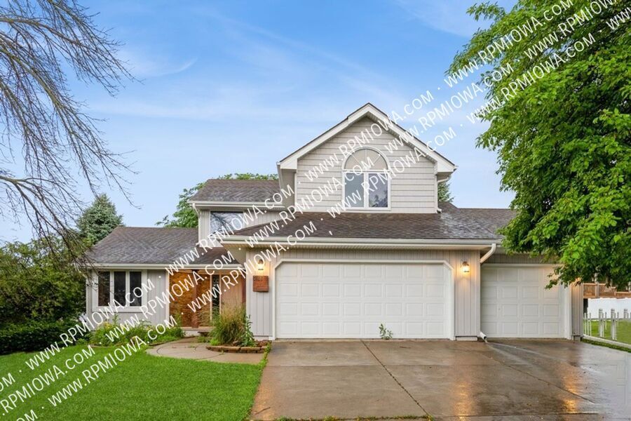 2106 Timberline Ln in Altoona, IA - Building Photo