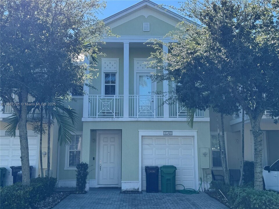 10748 NW 74th St in Medley, FL - Building Photo