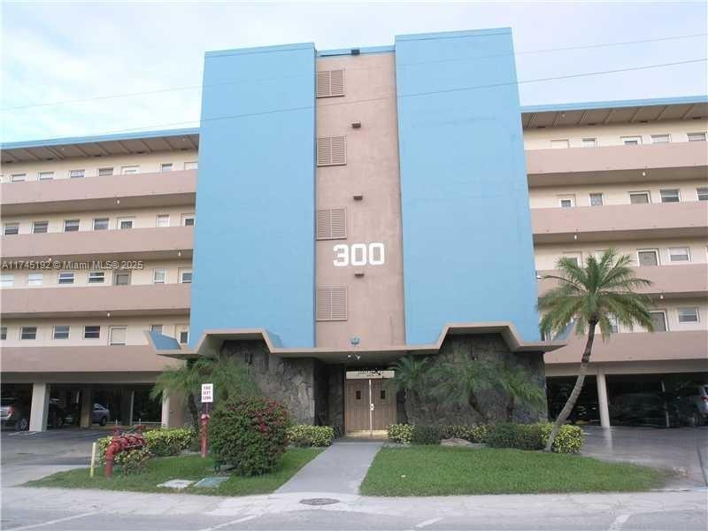 300 NE 14th Ave in Hallandale Beach, FL - Building Photo