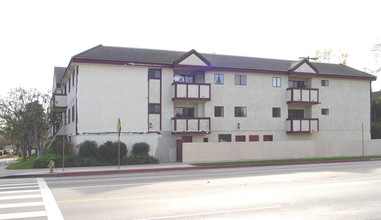 6351 Ranchito Ave in Van Nuys, CA - Foto de edificio - Building Photo