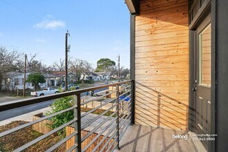 1725 E Crockett St in San Antonio, TX - Building Photo - Building Photo