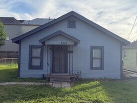 5347 Petty St in Houston, TX - Building Photo