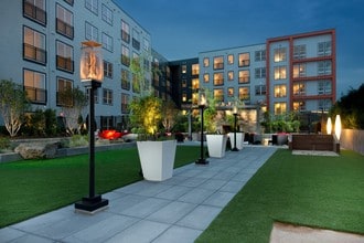 Halstead Square - Lofts & Lotus in Fairfax, VA - Foto de edificio - Building Photo