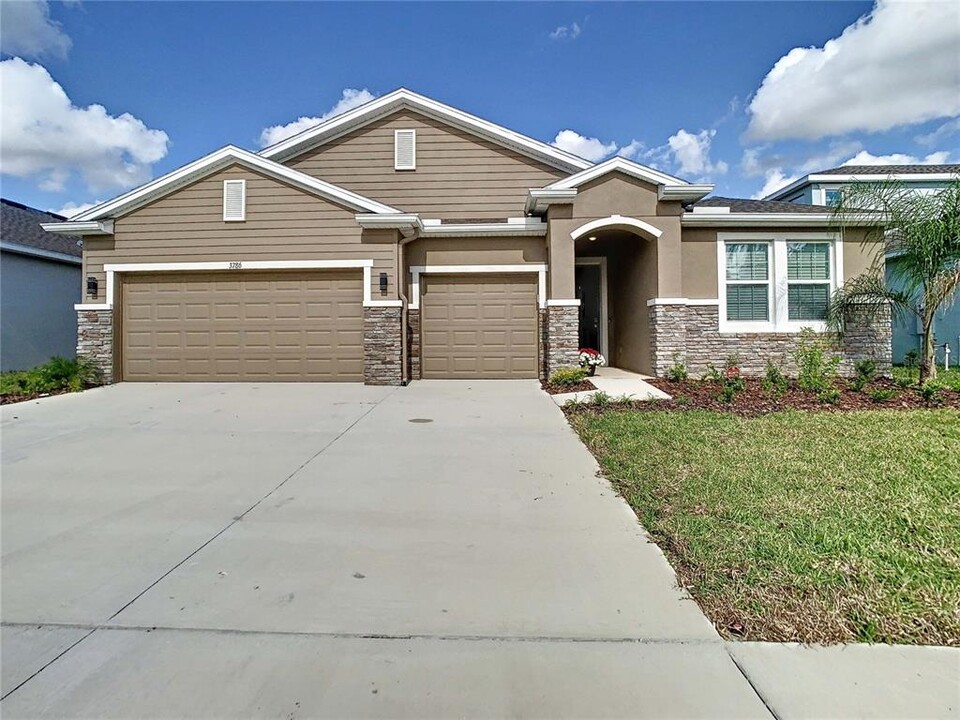 3786 Autumn Amber Dr in Spring Hill, FL - Foto de edificio