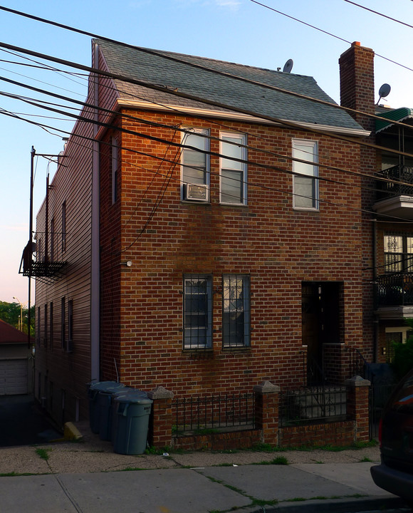 86-21 60th Rd in Flushing, NY - Building Photo