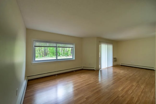 380 Sunderland Rd in Worcester, MA - Building Photo - Building Photo