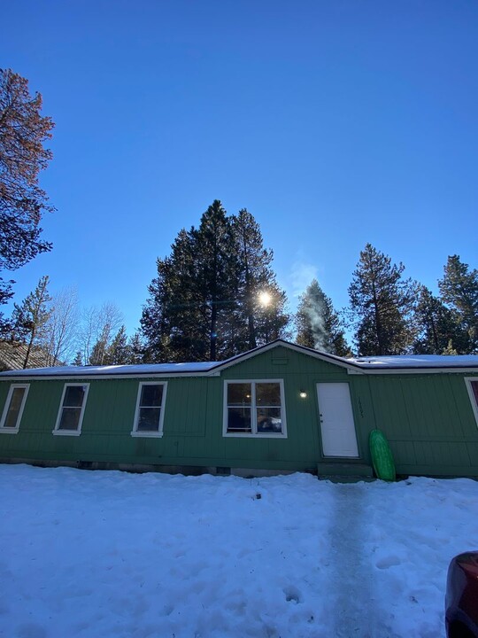 16895 Sharp Dr in Bend, OR - Building Photo