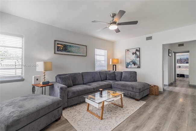 1051 Michigan Ave in Miami Beach, FL - Building Photo - Building Photo