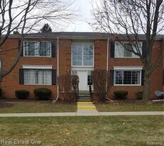 754 E Fox Hills Dr in Bloomfield Hills, MI - Building Photo