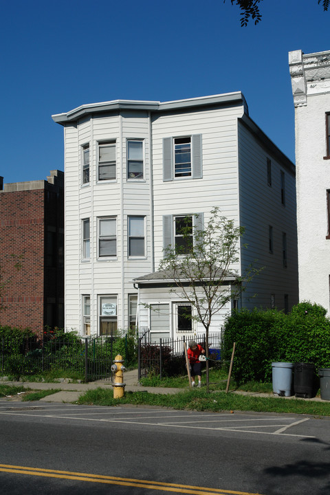 Incorrect building info-3 unit residence in Tarrytown, NY - Building Photo