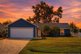 1074 SW Jennifer Terrace in Port St. Lucie, FL - Building Photo