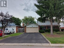 90 Beswick Dr in Newmarket, ON - Building Photo