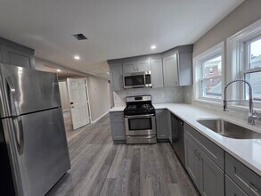 16 Long Ave, Unit 3 in Boston, MA - Foto de edificio - Building Photo