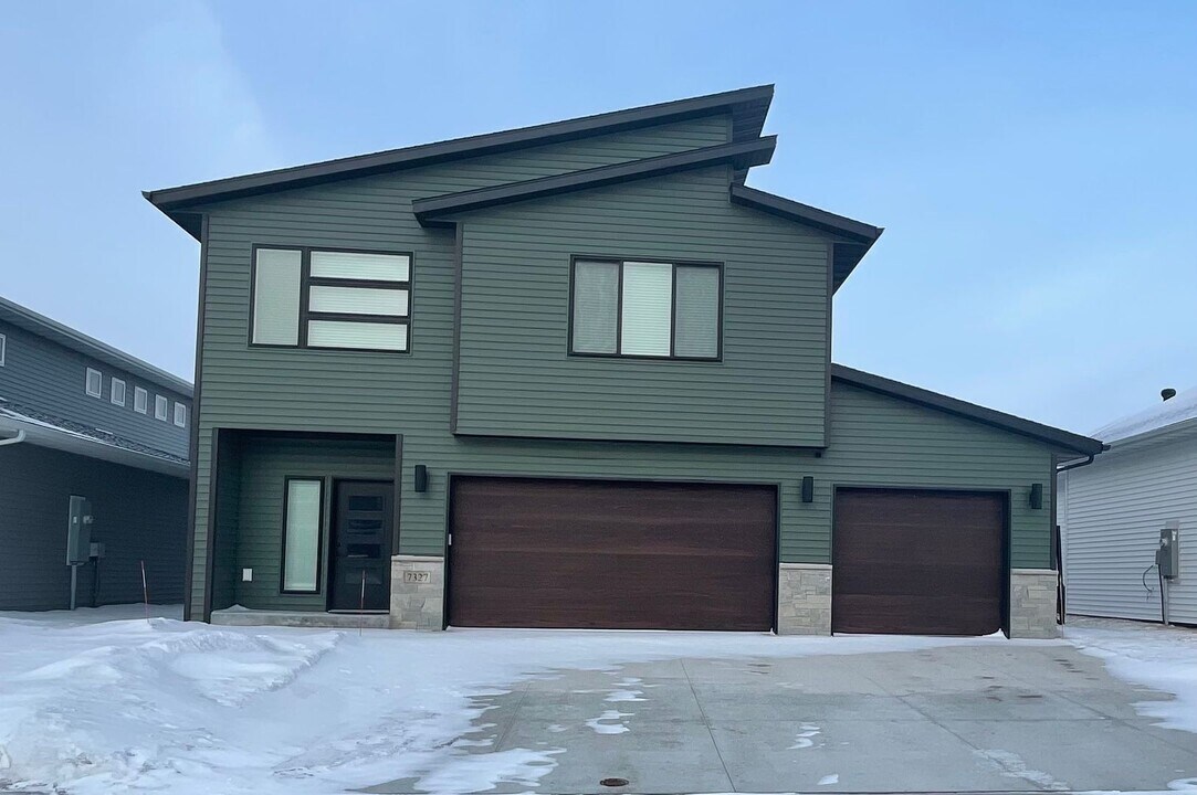 7327 Madelyn Ln S in Fargo, ND - Building Photo