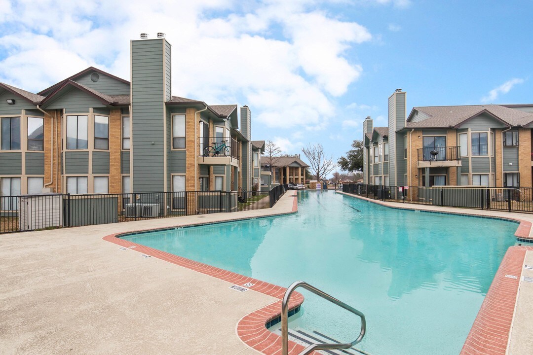 Lake Village West Apartments in Garland, TX - Building Photo