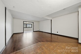 2705 N Center St in Hickory, NC - Building Photo - Building Photo