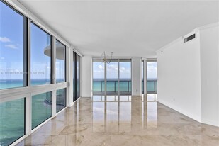 6365 Collins Ave, Unit 4201 in Miami, FL - Building Photo - Building Photo