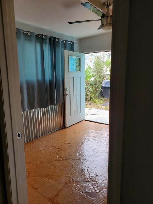 13406 Boca Ciega Ave, Unit #1 in Madeira Beach, FL - Foto de edificio - Building Photo