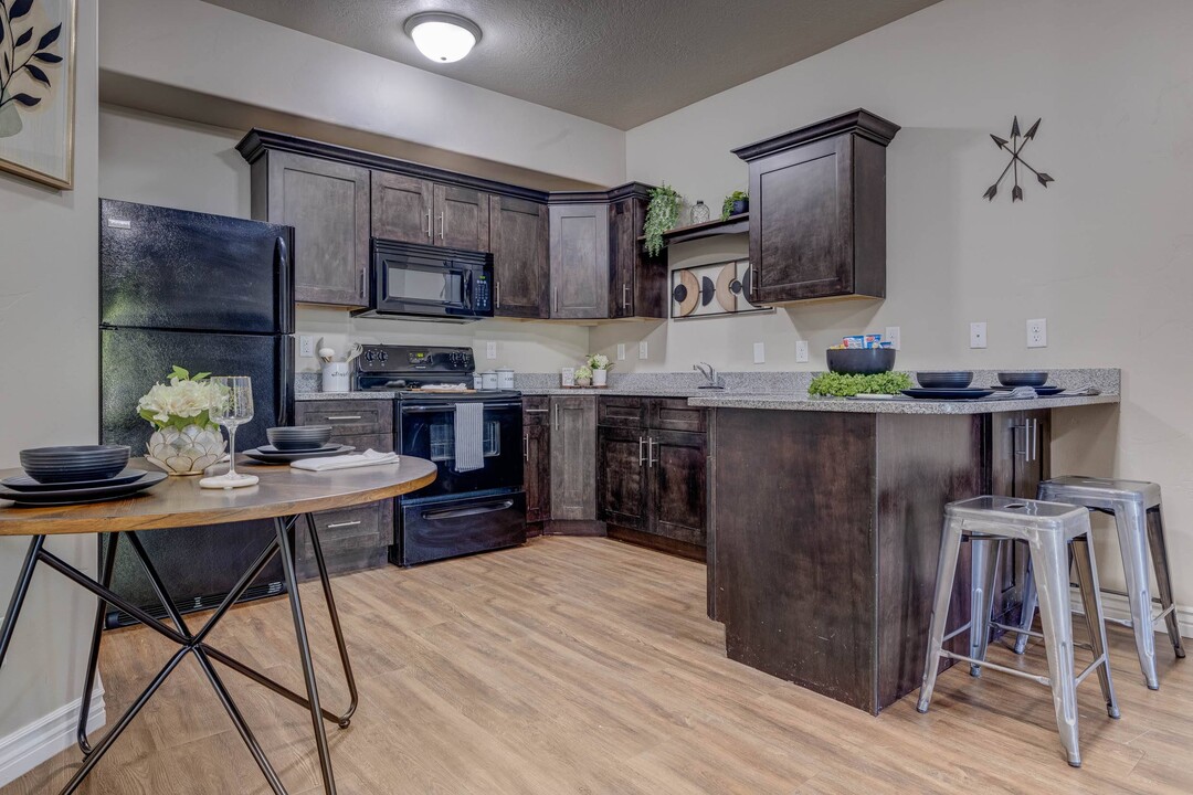 Pinnacle Highbury in West Valley City, UT - Building Photo