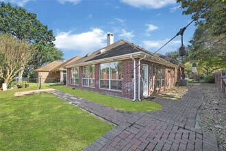 6403 Parkriver Crossing in Sugar Land, TX - Building Photo - Building Photo