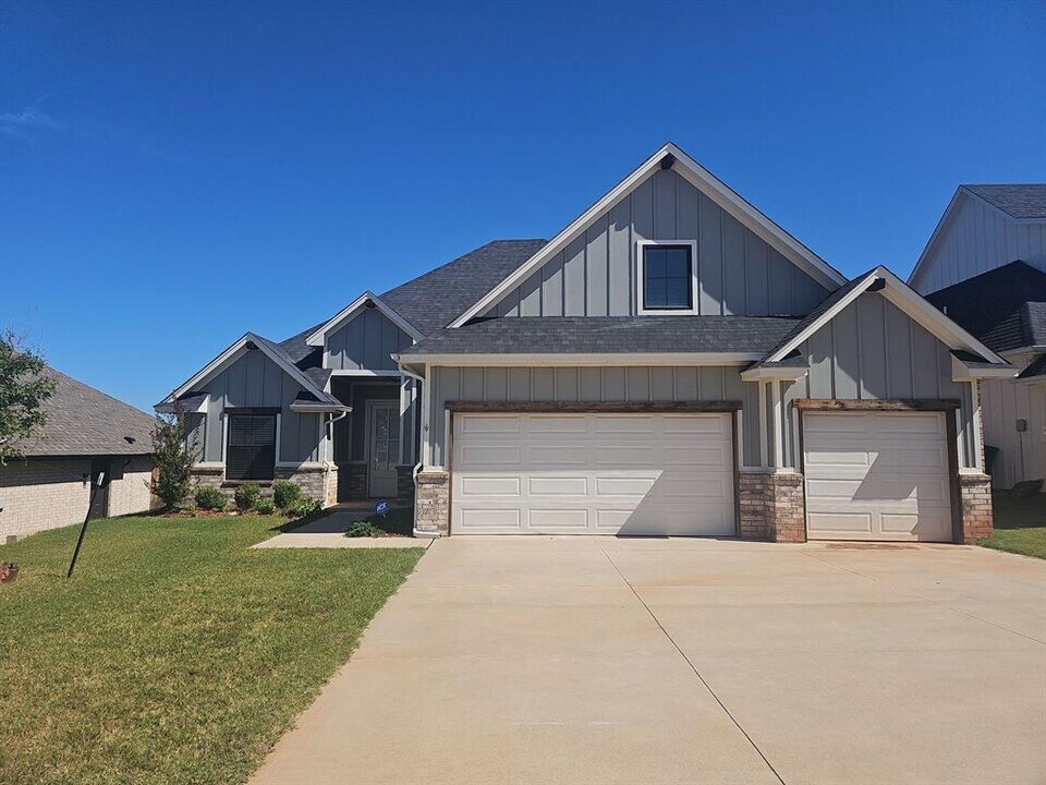 2308 El Cajon St in Edmond, OK - Building Photo