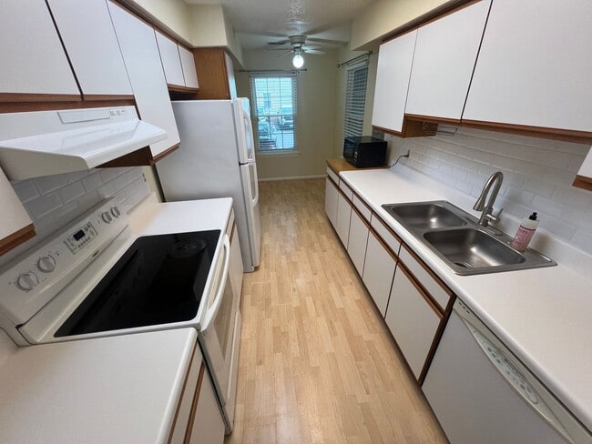 833 Gas Light Ln in Virginia Beach, VA - Building Photo - Building Photo