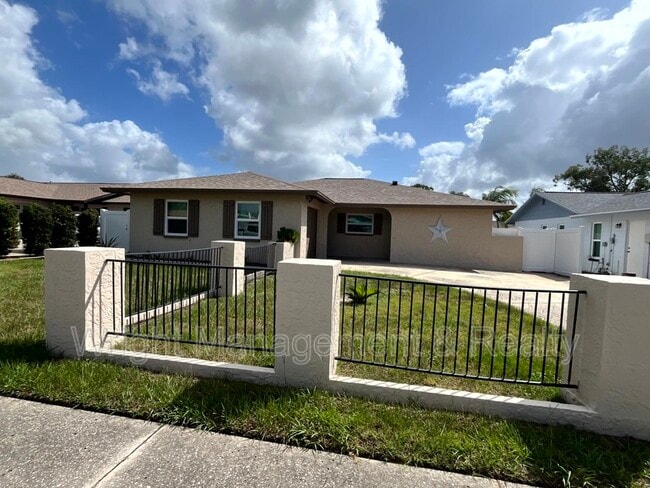 1403 Stonehaven Way in Tarpon Springs, FL - Foto de edificio - Building Photo