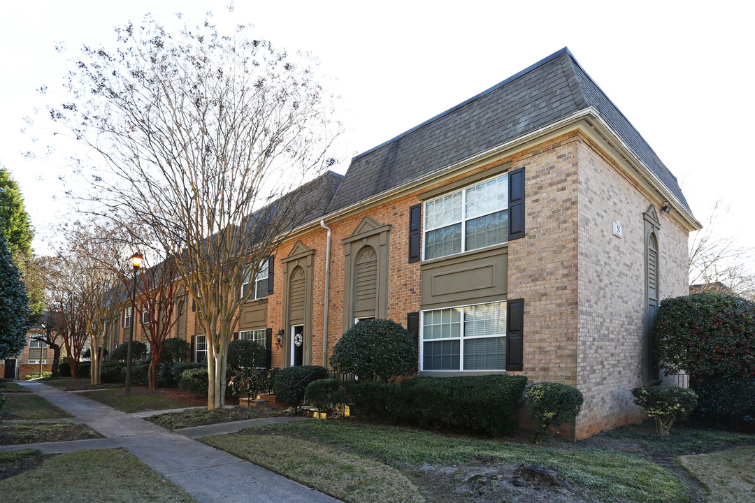 Stone Manor Condominiums in Atlanta, GA - Foto de edificio