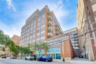 933 W Van Buren St, Unit 304 in Chicago, IL - Building Photo