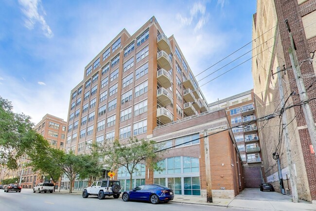 property at 933 W Van Buren St