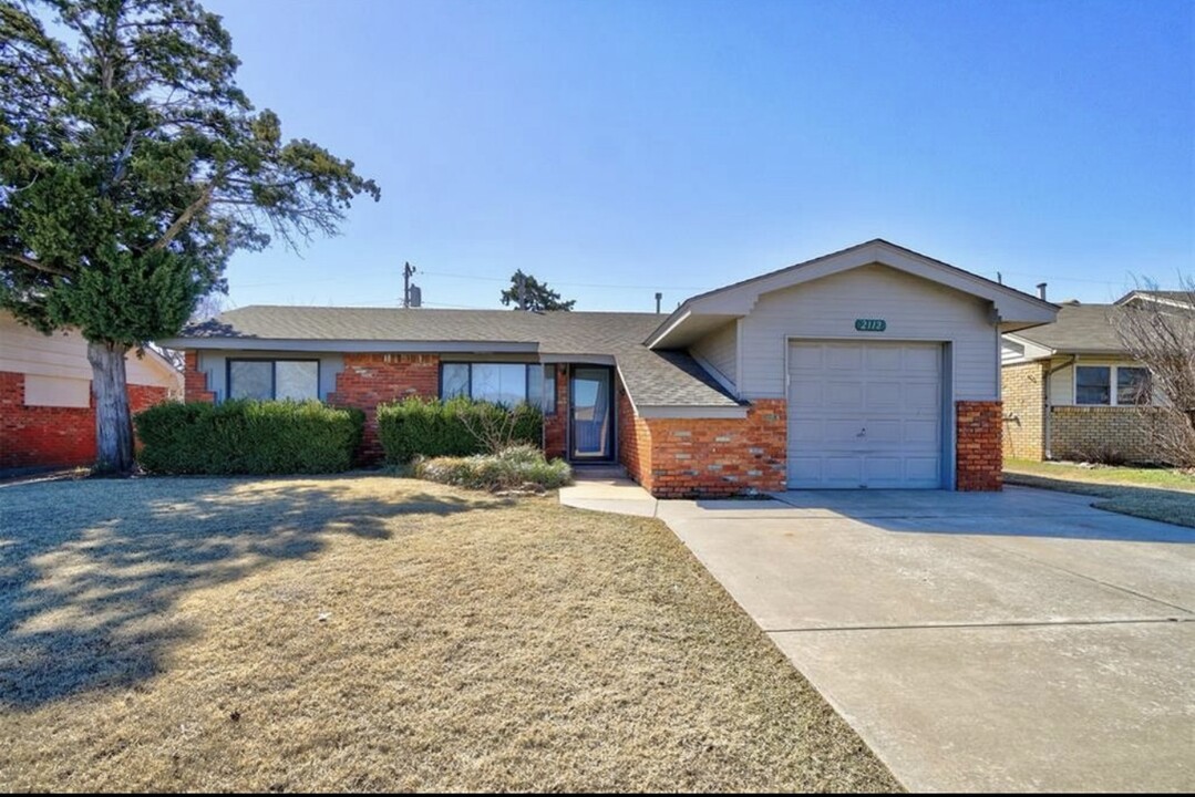 2112 SW 77th St in Oklahoma City, OK - Foto de edificio