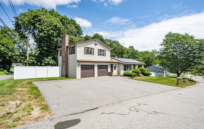 47 Oriole Dr in Dracut, MA - Building Photo - Building Photo