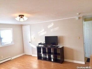 14 Nicholas Ave in East Rockaway, NY - Building Photo - Building Photo