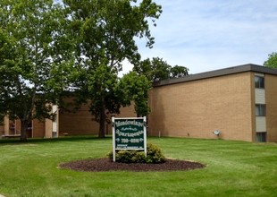 Meadowlane Apartments in Merrillville, IN - Foto de edificio - Building Photo