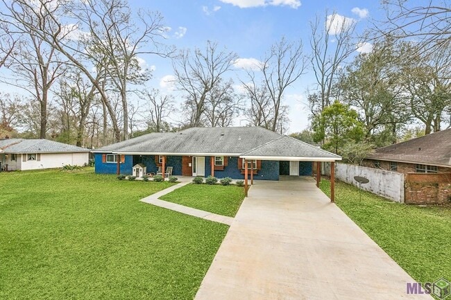 9152 Woodbine St in Baton Rouge, LA - Foto de edificio - Building Photo