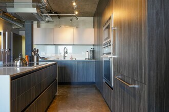 321 S San Vicente Blvd in Los Angeles, CA - Building Photo - Building Photo