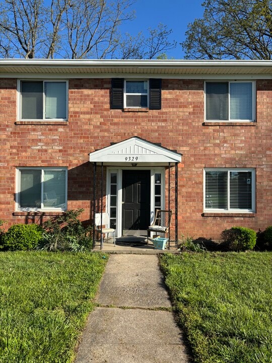 9329 La Grange Rd, Unit 1 in Louisville, KY - Foto de edificio