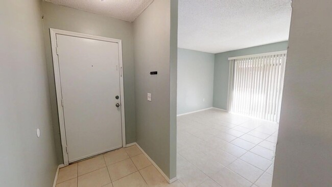 2713 Pinewood Dr NE in Palm Bay, FL - Foto de edificio - Building Photo