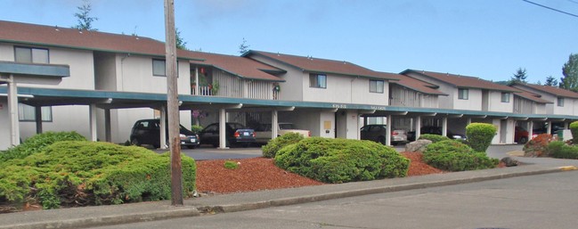 Village Green Apartments in Raymond, WA - Building Photo - Building Photo