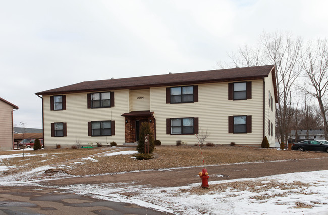 2704 Nelson Dr in Menomonie, WI - Foto de edificio - Building Photo