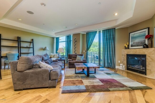 2211 E Camelback Rd, Unit 207 in Phoenix, AZ - Foto de edificio - Building Photo