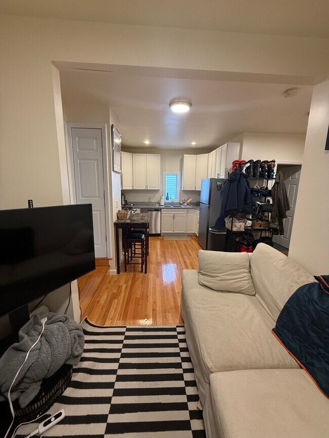 518 E 3rd St, Unit 2T in Boston, MA - Building Photo - Building Photo