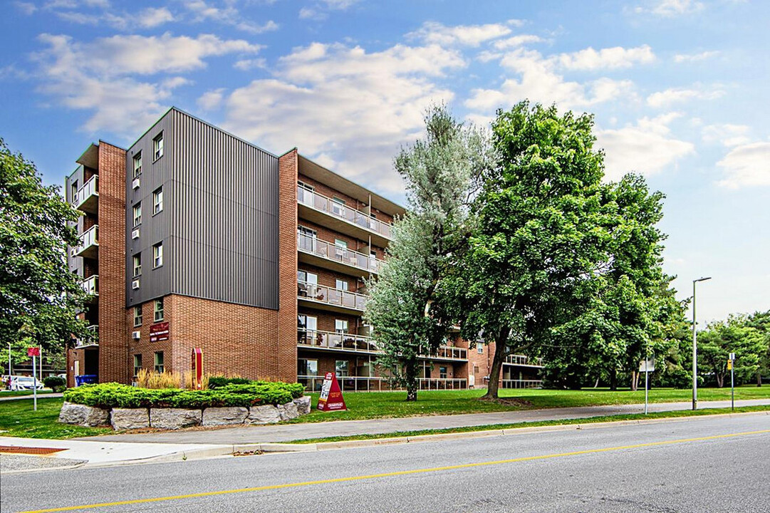 Woodstone Apartments in Sarnia, ON - Foto de edificio