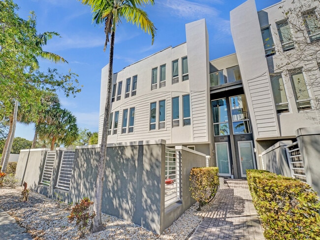 703 SE 16th Ct in Fort Lauderdale, FL - Foto de edificio - Building Photo